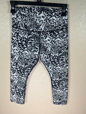 Lorna Jane Black & White Print Capri Leggings – XS
